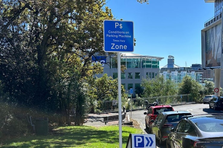Hardinge st. sign width