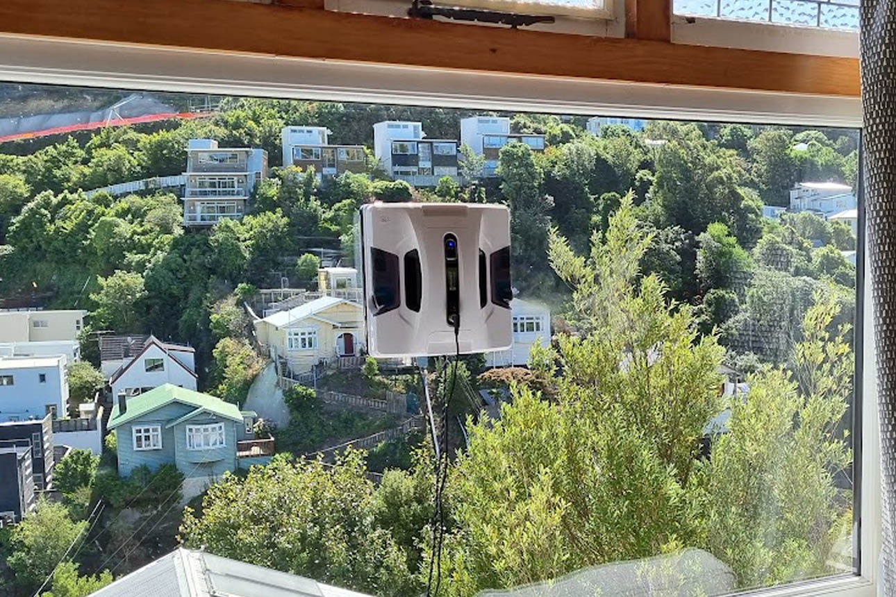 Window cleaners width