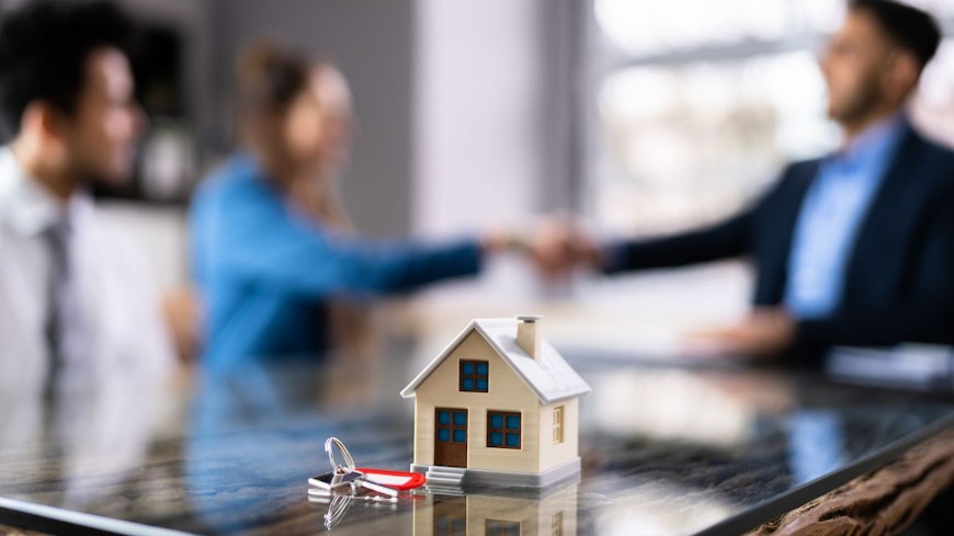 Image of agent shaking hands with client