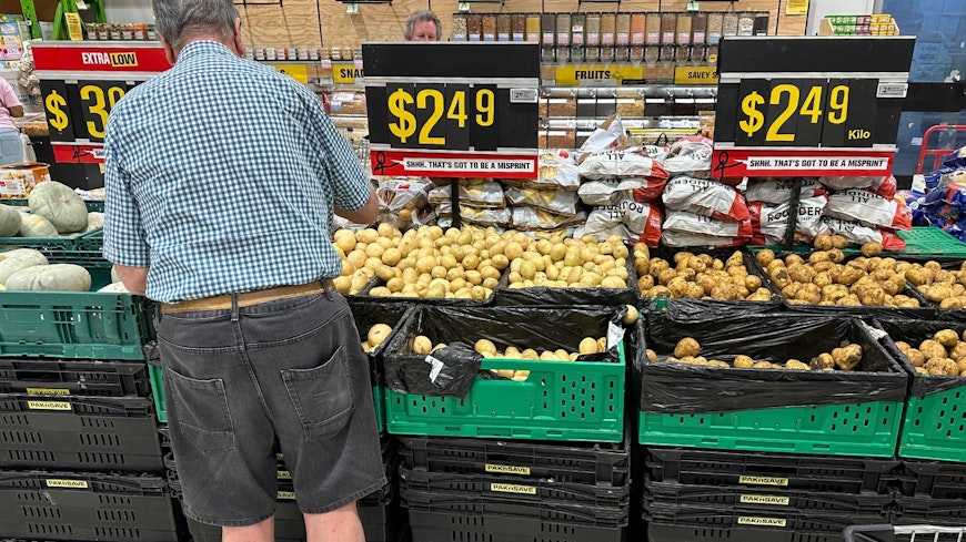 Shopping with people 1 width