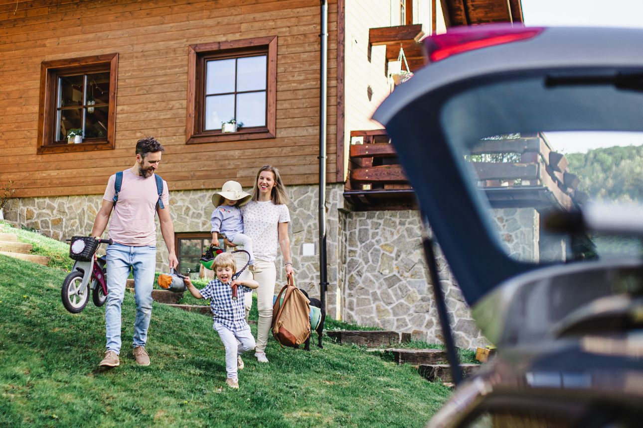 Photo of family getting ready for a road trip