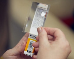 Credit card magnifying sheet