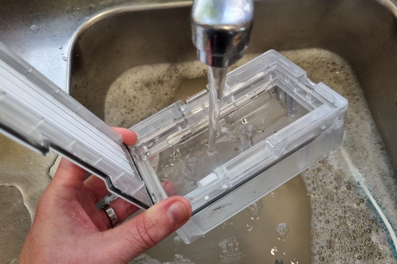 Imaging of washing the onboard bin of a robot vacuum